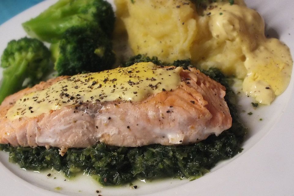 Gebratener Lachs auf Grünkohl mit Zitronen-Senf-Sauce