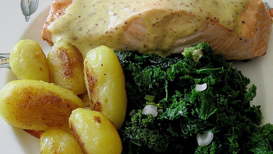 Gebratener Lachs auf Grünkohl mit Zitronen-Senf-Sauce von ... Gebratener Lachs auf Grünkohl mit Zitronen-Senf-Sauce von ...