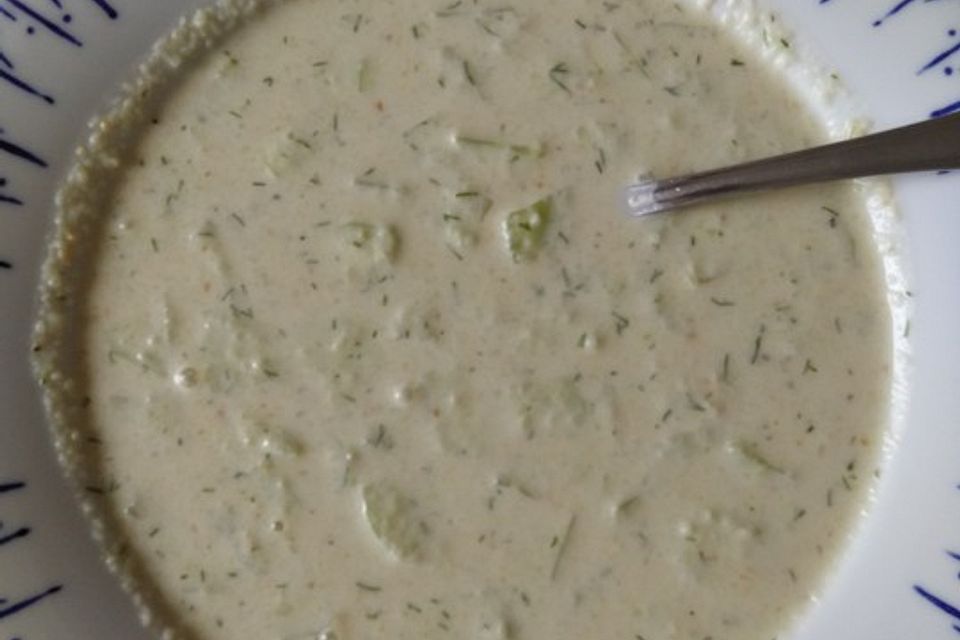 Kalte Gurkensuppe mit Erdnussbutter