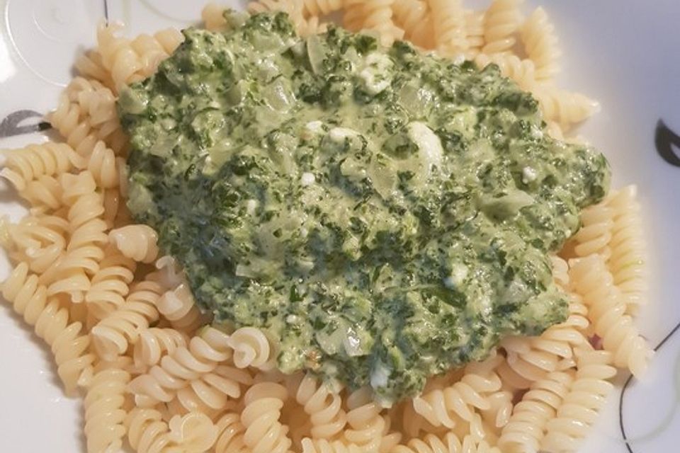 Pasta mit Spinat-Feta-Sauce