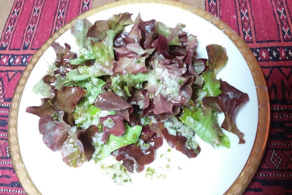 Blattsalat mit sommerlichem Zitronen-Olivenöl-Dressing