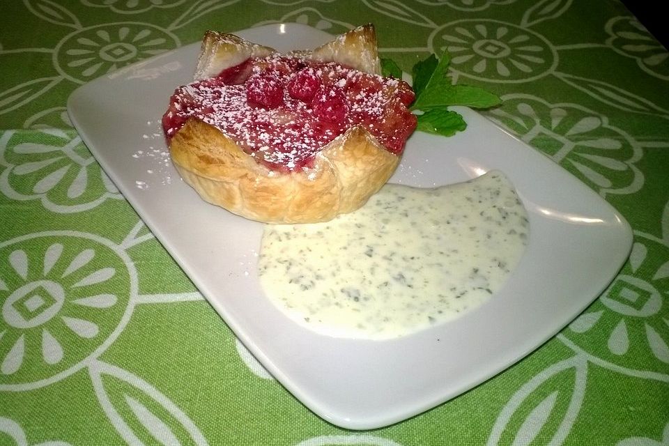 Himbeer-Mascarpone-Minitarte mit Caipirinha-Schäumchen