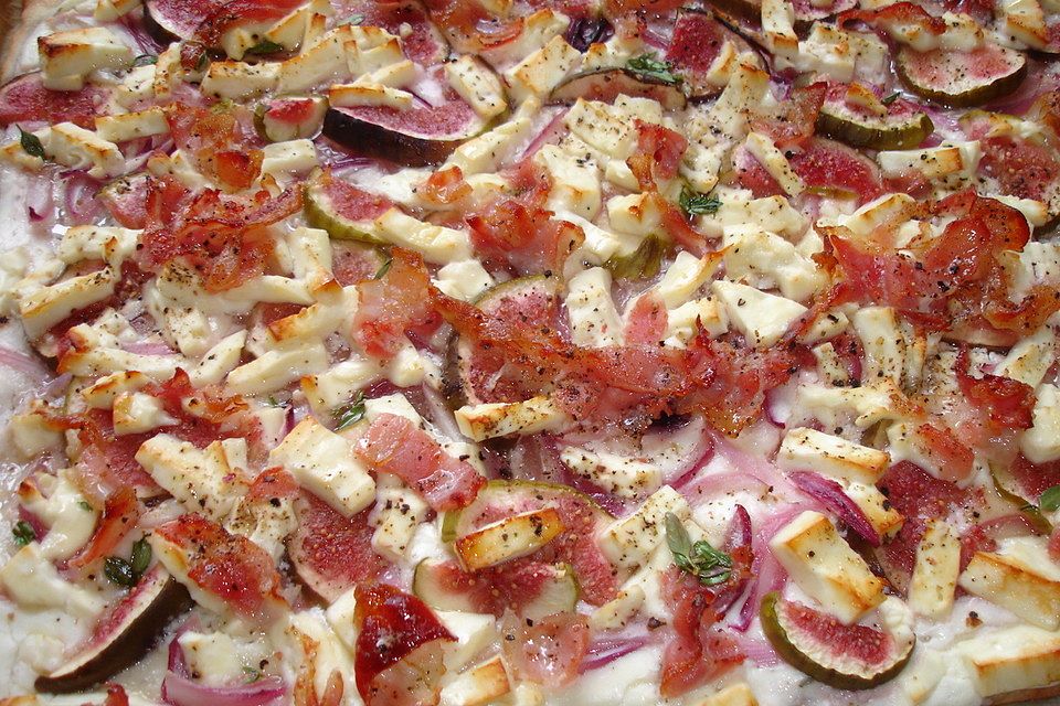 Flammkuchen mit Feigen, Feta und Thymianhonig