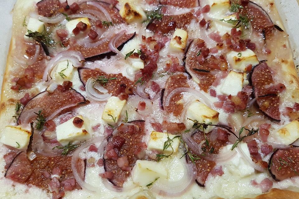 Flammkuchen mit Feigen, Feta und Thymianhonig