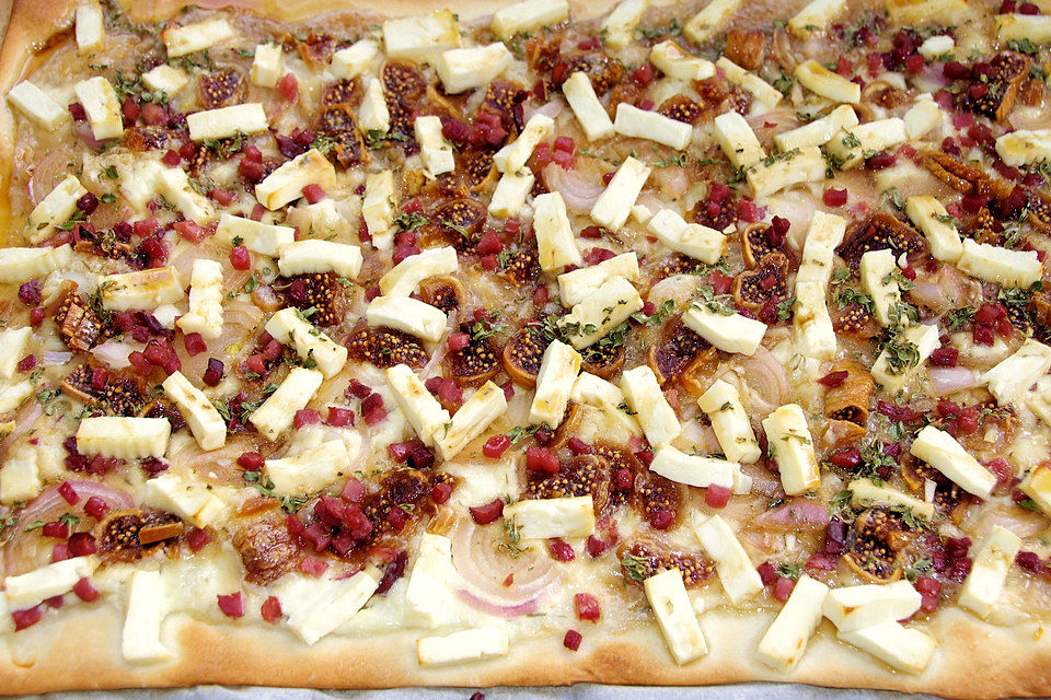 Flammkuchen mit Feigen, Feta und Thymianhonig