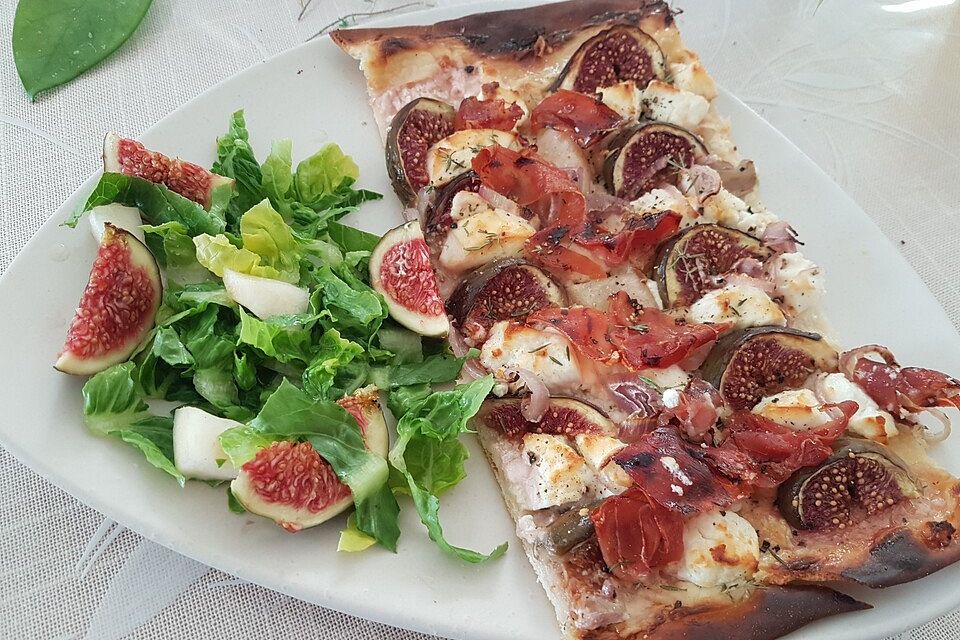 Flammkuchen mit Feigen, Feta und Thymianhonig