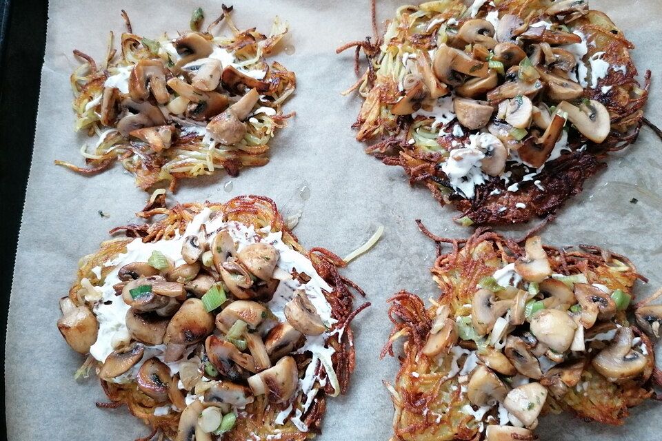 Röstis mit Schinken und Champignons überbacken