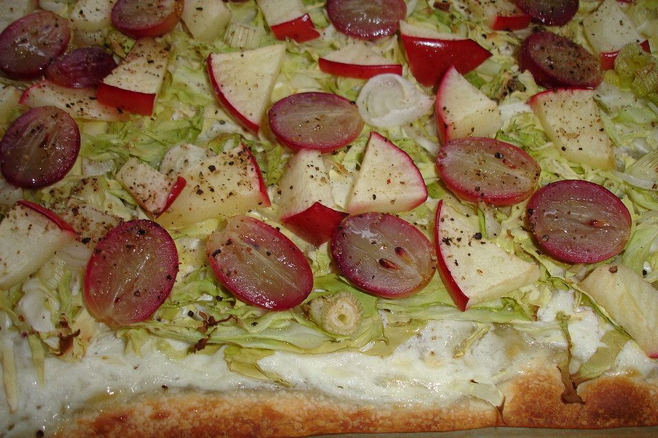 Flammkuchen mit Spitzkohl, Apfel und Trauben