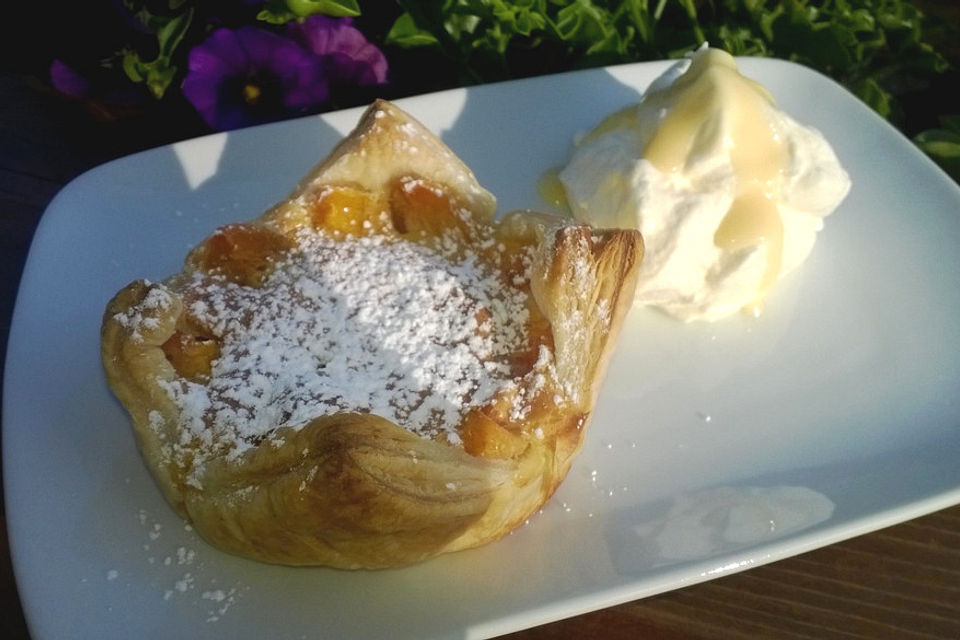 Mini-Aprikosen-Tarte mit Eierlikör-Sahne