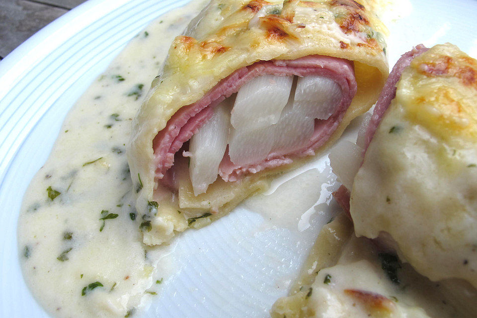 Gratinierte Spargel-Nudelrolle mit würziger Gouda-Kerbel-Sauce überbacken