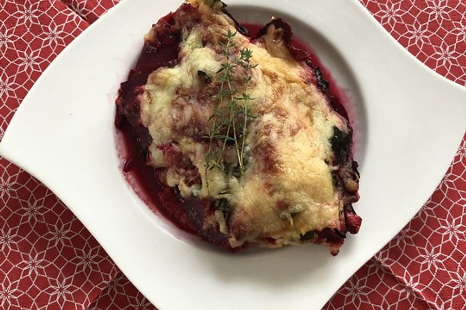 Rote-Bete-Gratin mit Stiel und Blatt