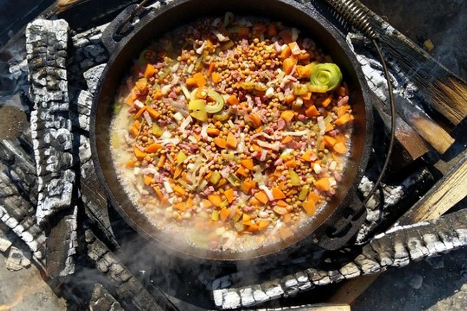 Linsensuppe aus dem Dutch Oven