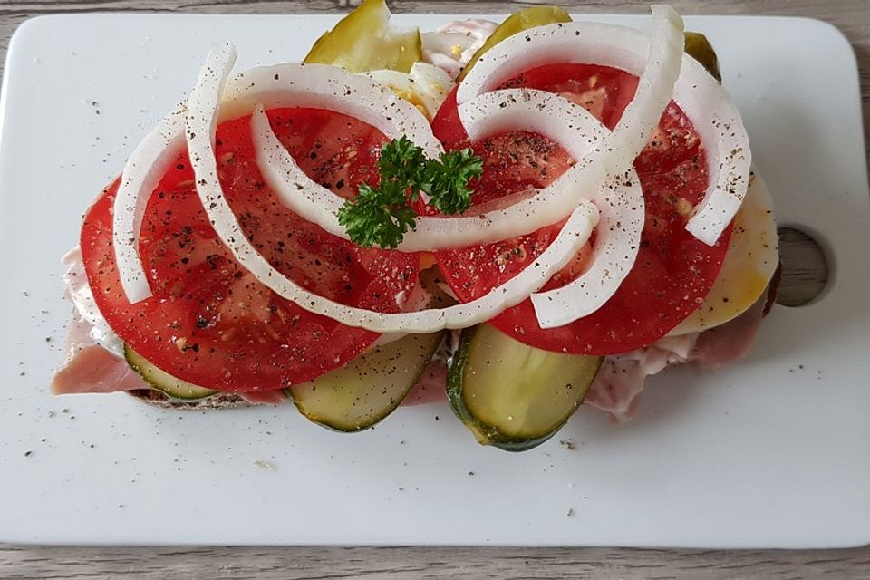 Raffiniert belegtes Brot nach Frankfurter Art