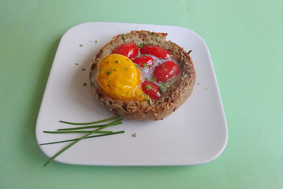 Gefülltes Brötchen mit Spiegelei aus dem Ofen