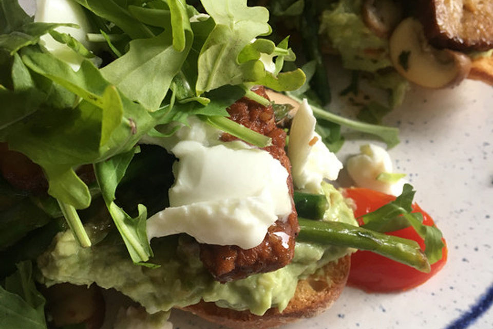 Geröstetes Baguette mit Avocadocreme, gebratenen Spargelspitzen und Champignons