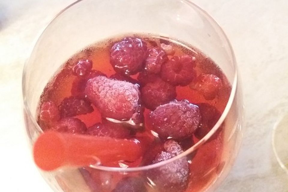 Lillet-Kirsch-Drink mit Himbeeren