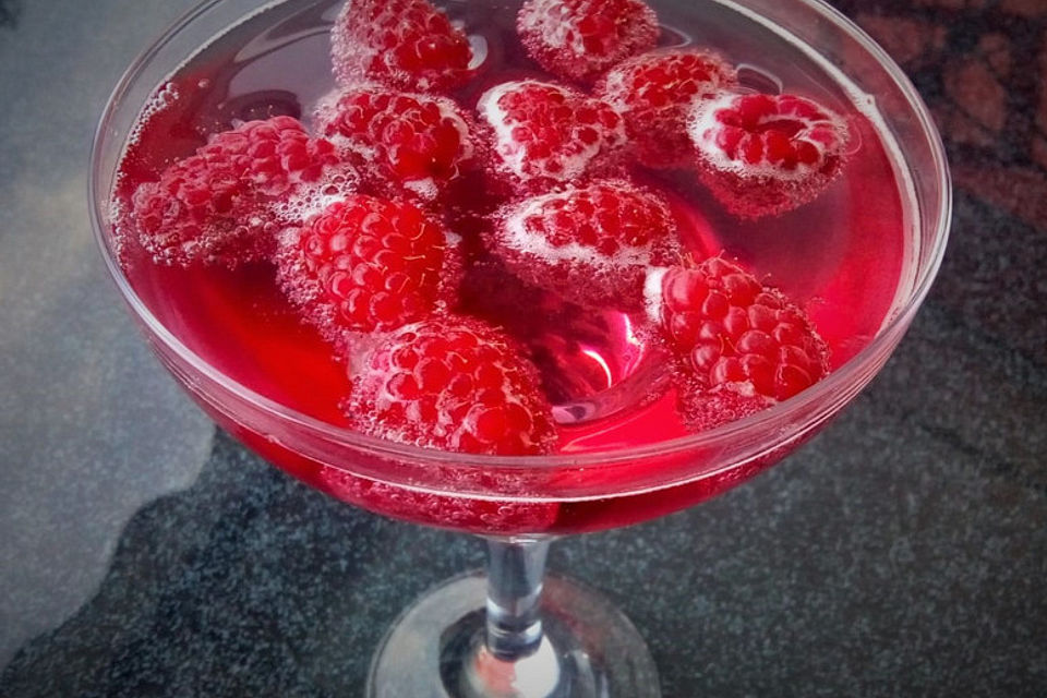 Lillet-Kirsch-Drink mit Himbeeren