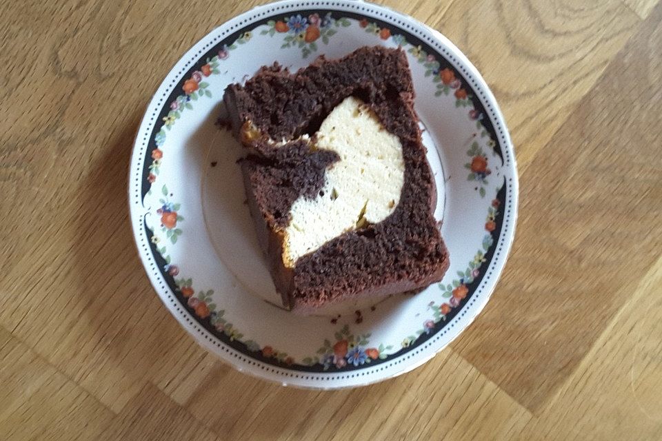 Schokoladengugelhupf mit Käsekuchenfüllung