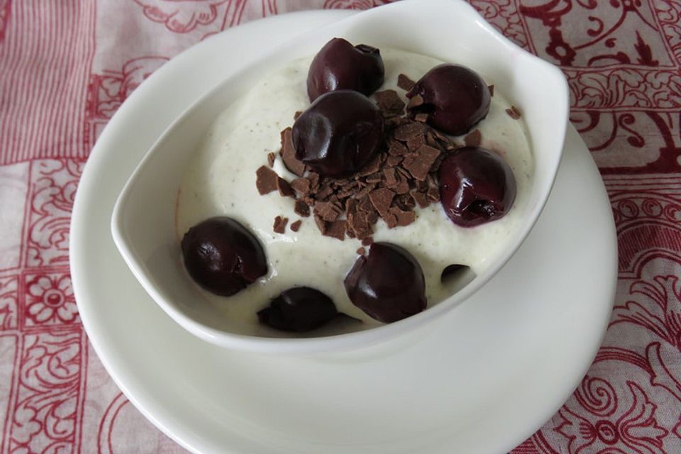 Kirsch-Stracciatella-Joghurt mit Mandeltopping