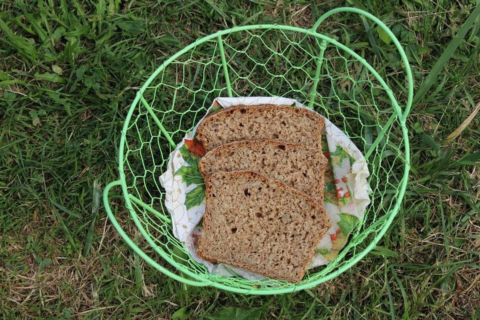 Weizen-Dinkel-Sauerteig-Vollkornbrot mit Lavendel und Sonnenblumenkernen