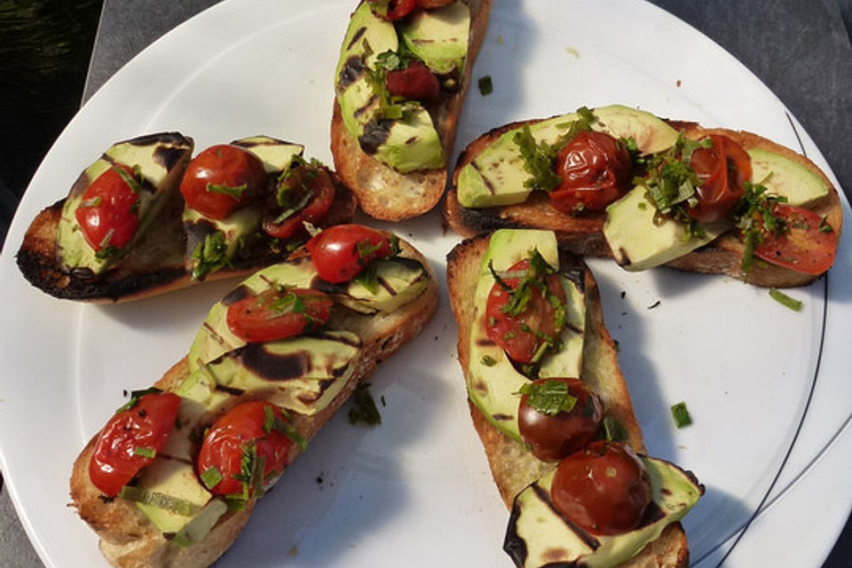 Crostini mit gegrillten Avocado-Scheiben