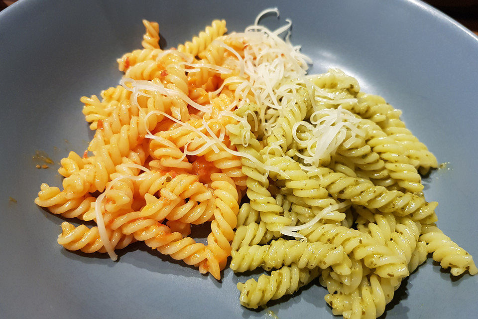 Pasta mit zweierlei Pesto und Hüttenkäse