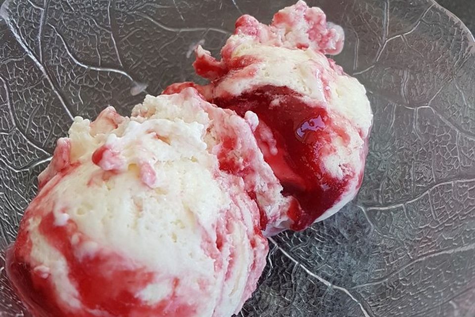 Joghurt-Eis mit Maracujamus