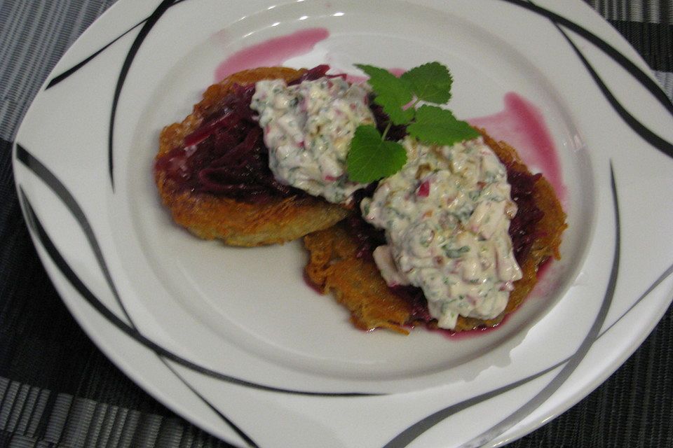 Rösti mit Rotkohlsalat und Quark-Speck-Dip