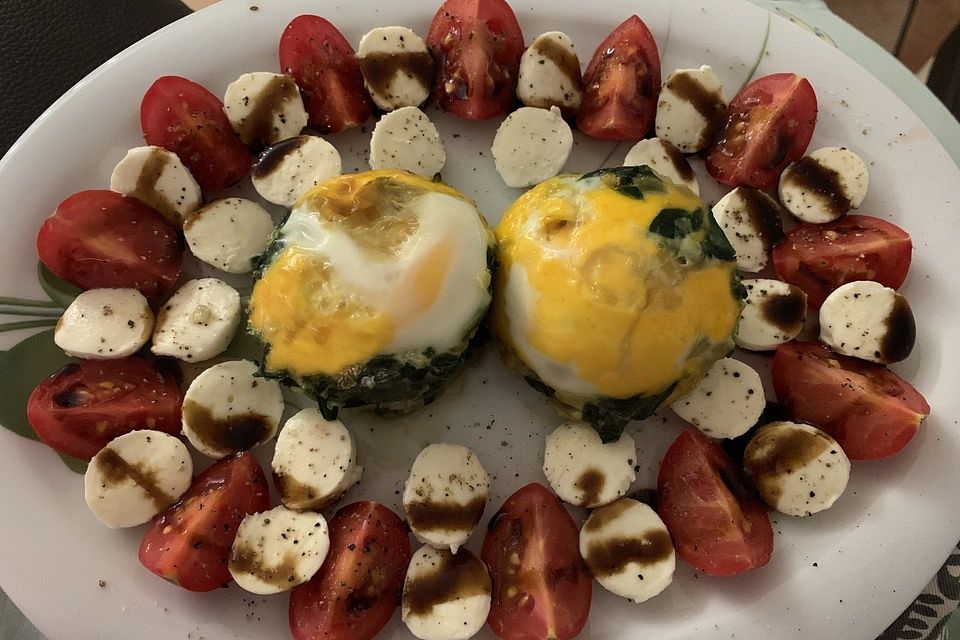 Spinatnest mit Ei, Tomate und Mozzarella