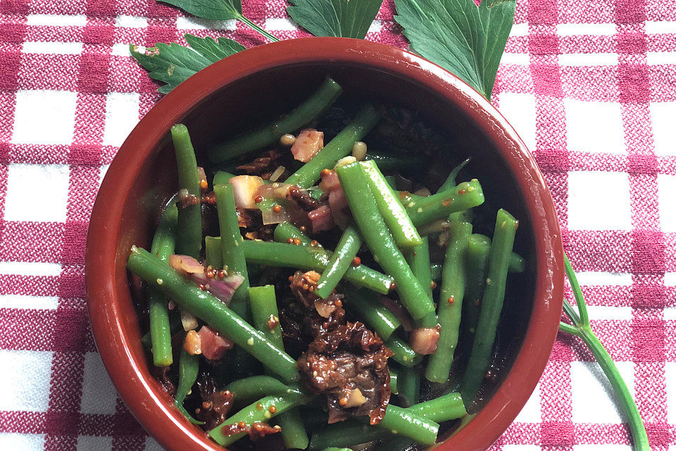 Grüne Bohnen mit getrockneten Tomaten, Rosinen und Speck