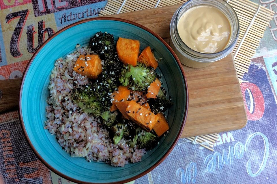 Vegane Süßkartoffel-Brokkoli-Bowl