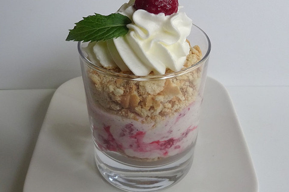 Quarkspeise mit Himbeeren und Butterkeksen