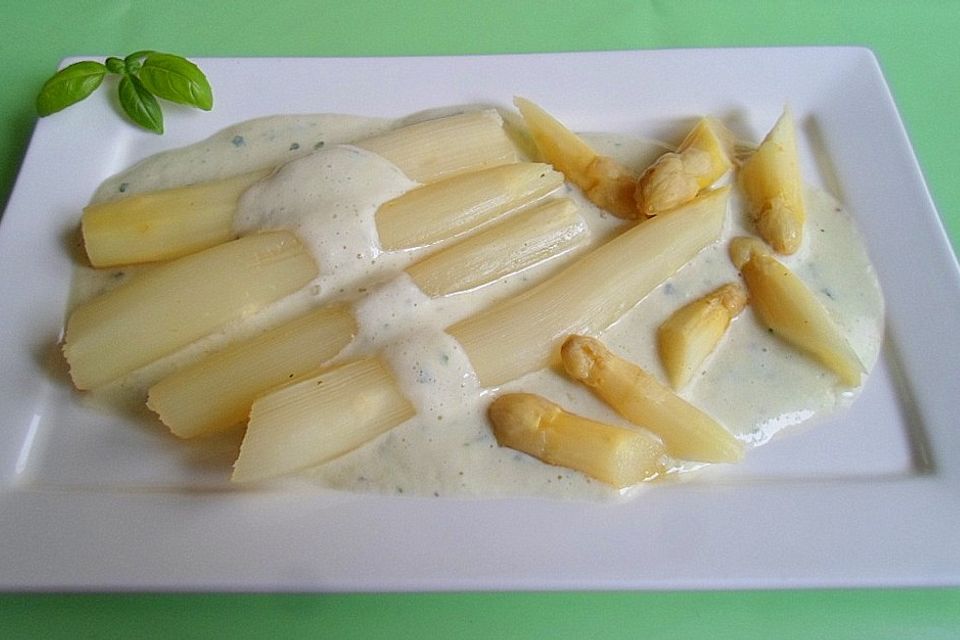 Weißspargel mit Spargel-Schmand-Basilikumsauce