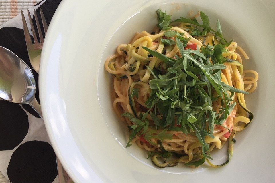 Sommerliche Spaghetti mit Tomaten und Zucchini