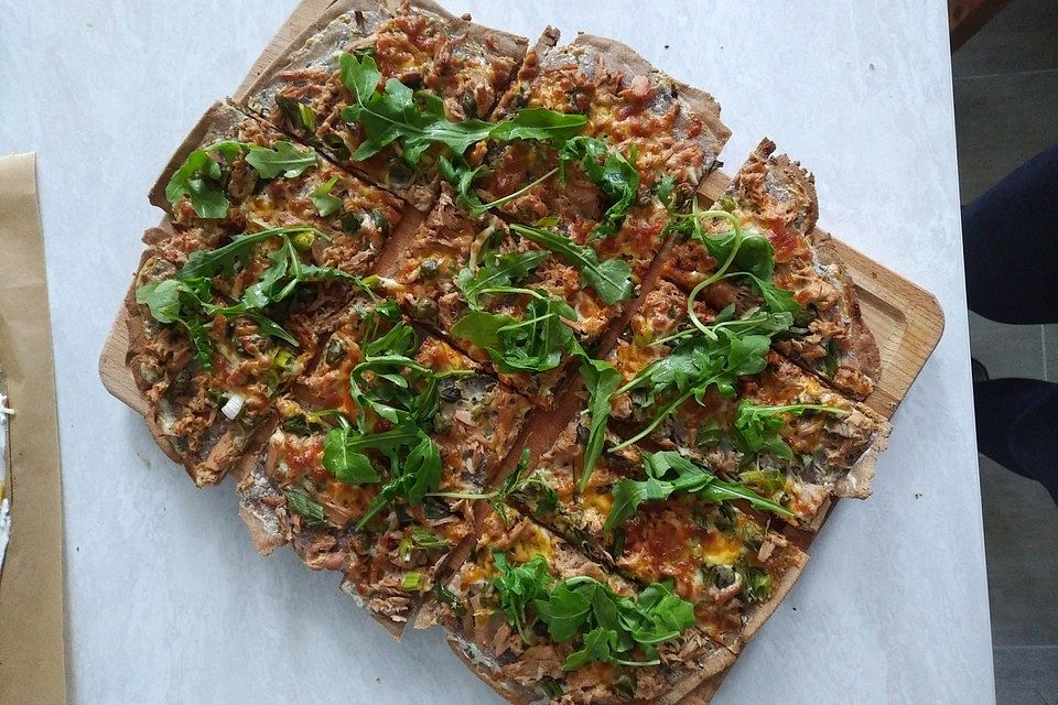 Vollkorn-Flammkuchen mit Thunfisch und Kapern