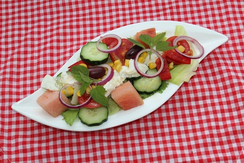 Frischer selbst erfundener großer Salat