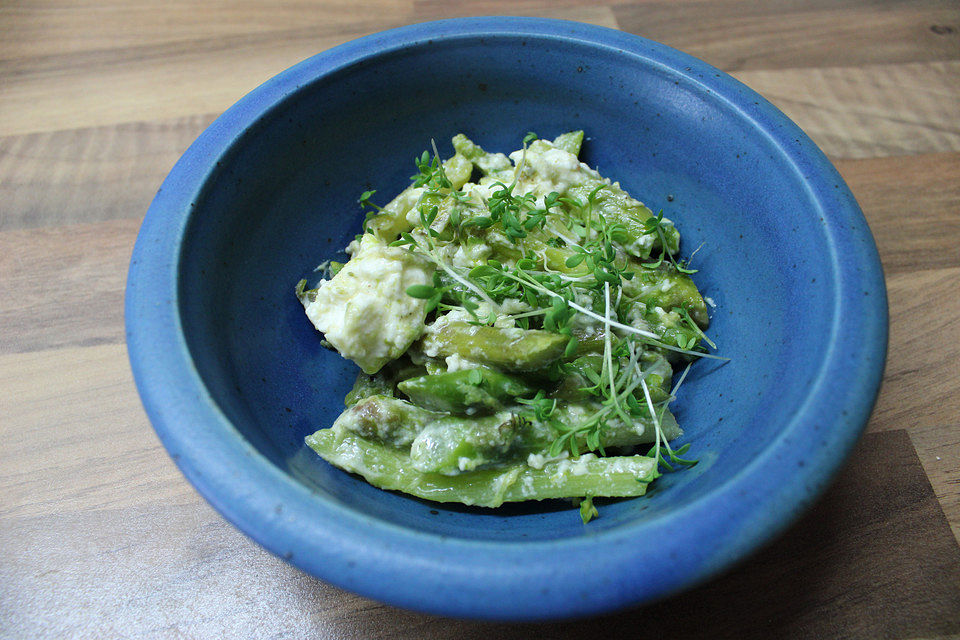 Gebratener grüner Spargel mit Schafskäse