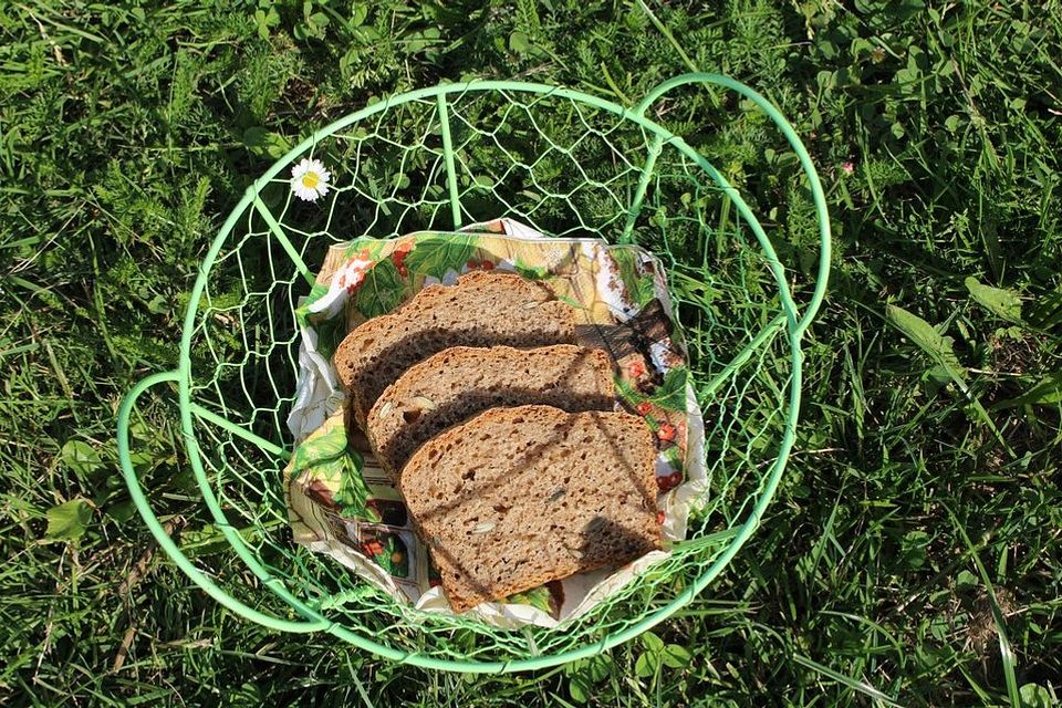 Dinkel-Weizen-Vollkornbrot mit Lavendel und gerösteten Kürbiskernen