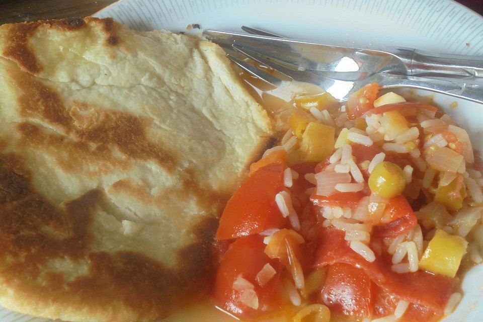 Scharfer Tomatenreis mit Fladenbrot