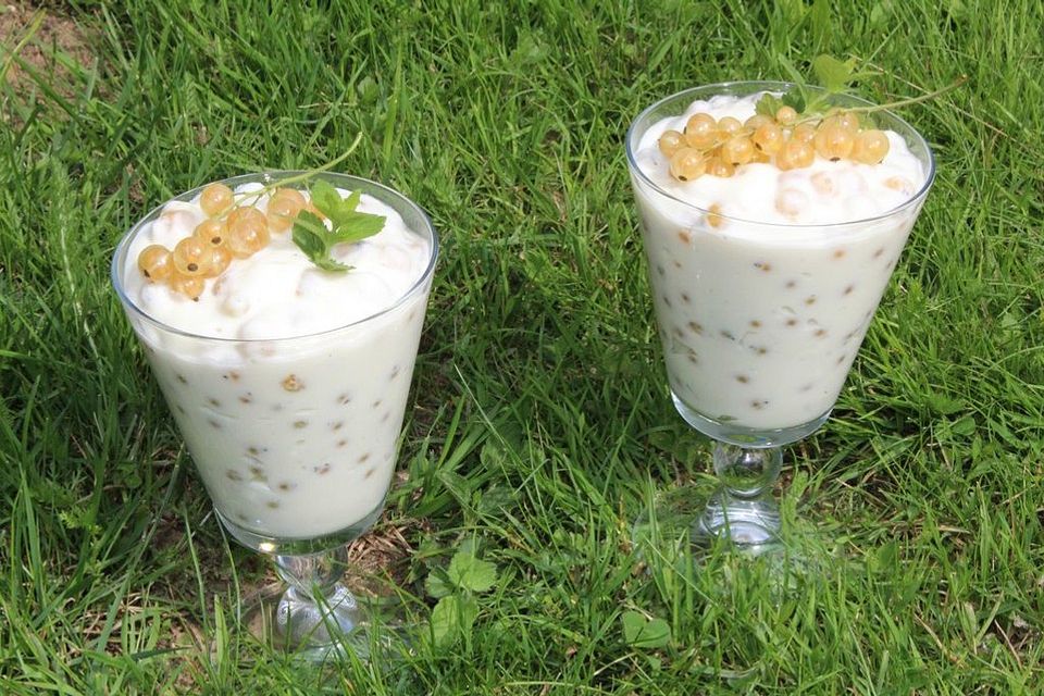 Weiße Pudding-Tonka-Quark-Creme mit weißen Johannisbeeren.