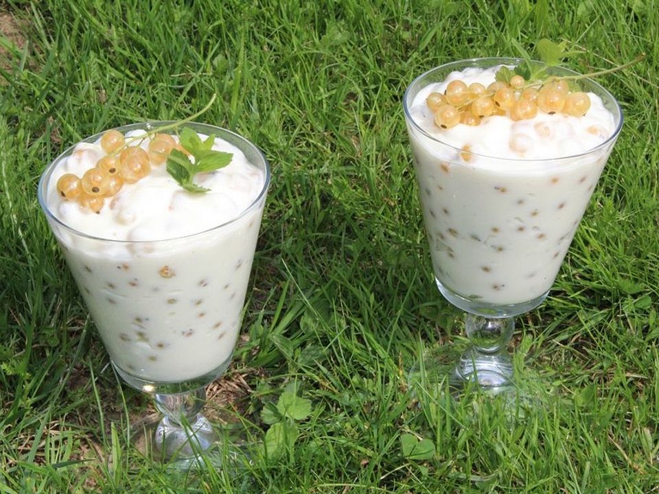 Weiße Pudding-Tonka-Quark-Creme mit weißen Johannisbeeren. von patty89 ...