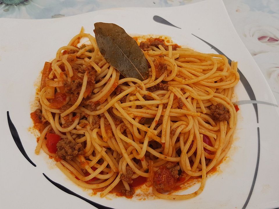 Spaghetti mit Hackfleisch-Paprika-Sauce nach Omas Art - Kochen Gut ...