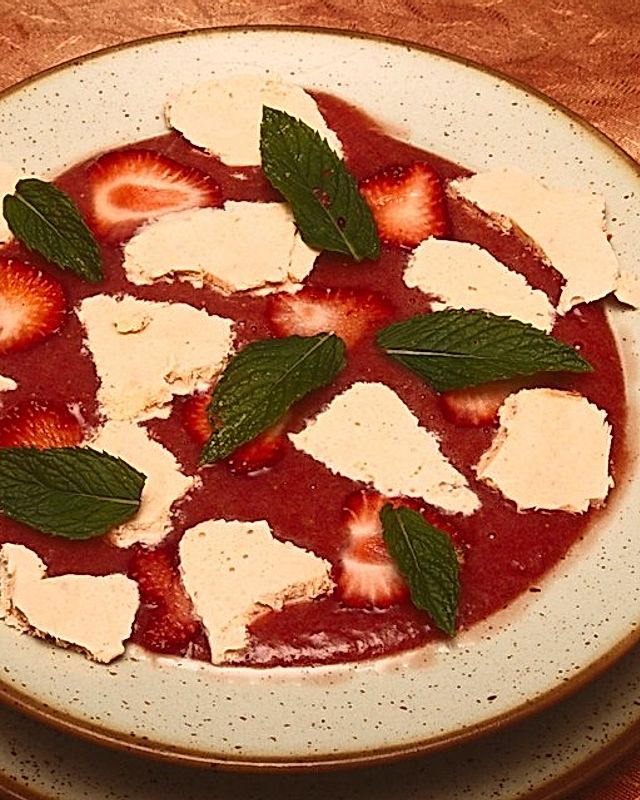 Erdbeer-Tomatensuppe mit frozen Jalapeño-Joghurt
