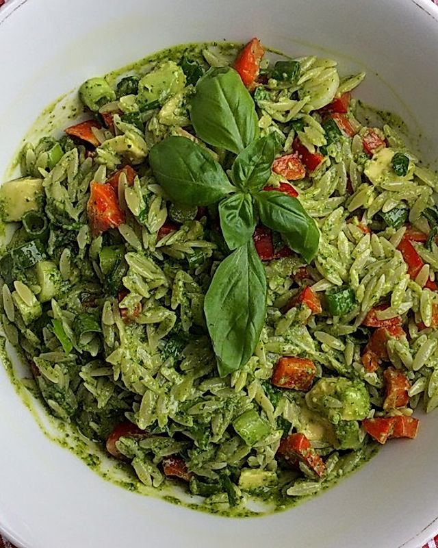 Sommerlicher veganer Pesto-Salat