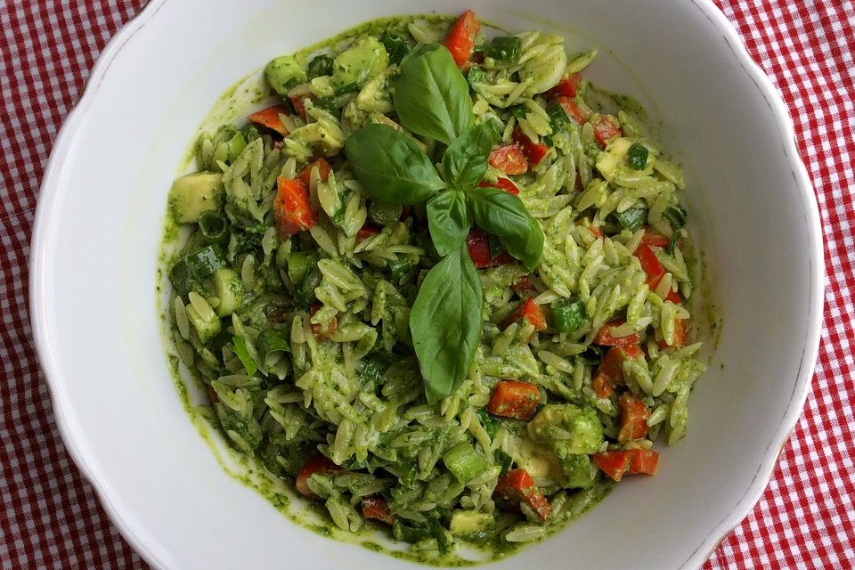 Sommerlicher veganer Pesto-Salat