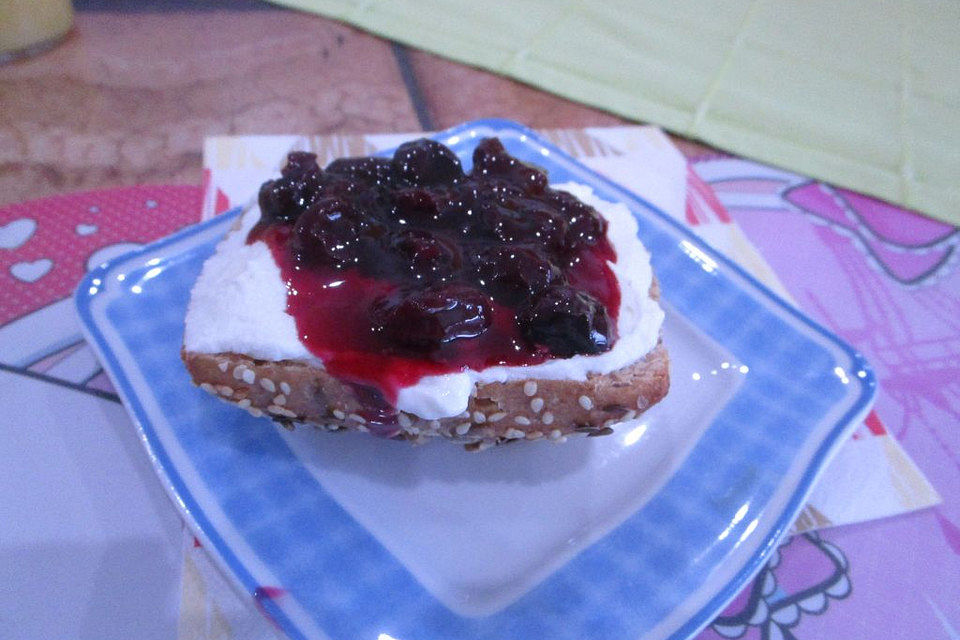 Kirschmarmelade mit Tonkabohne und Amaretto Kirschmarmelade mit Tonkabohne und Amaretto