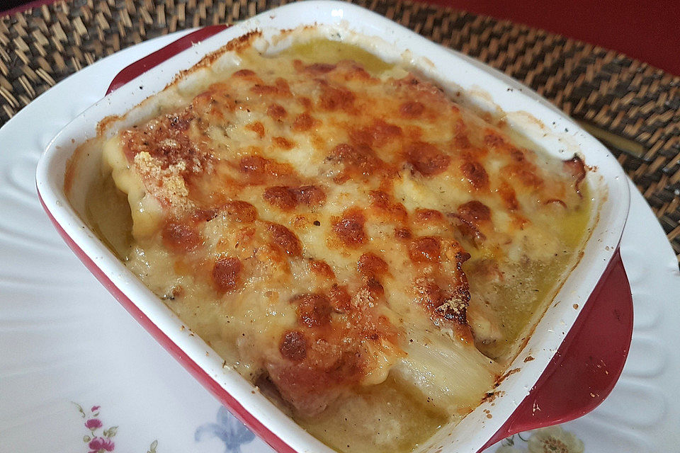 Spargel-Cannelloni mit Schinken und Käse gefüllt