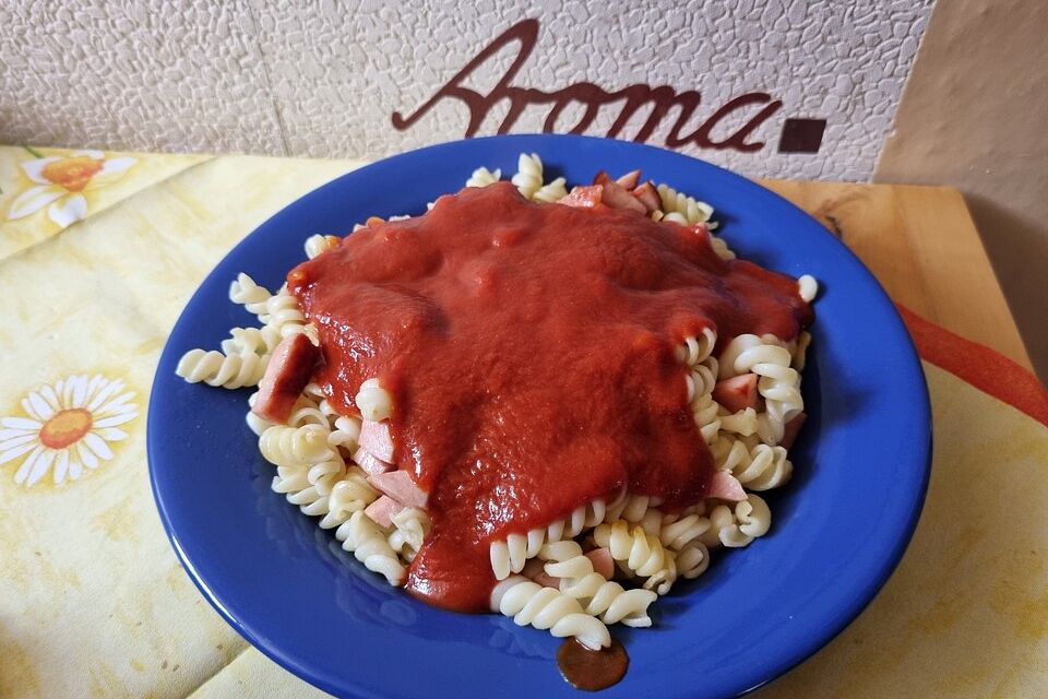 Nudeln mit Fleischwurst und Tomatensoße