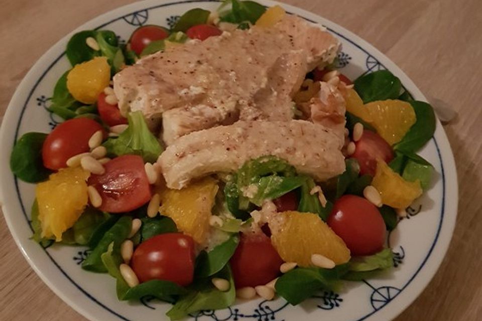 Lachs auf Feldsalat mit Orangen-Nuss-Dressing