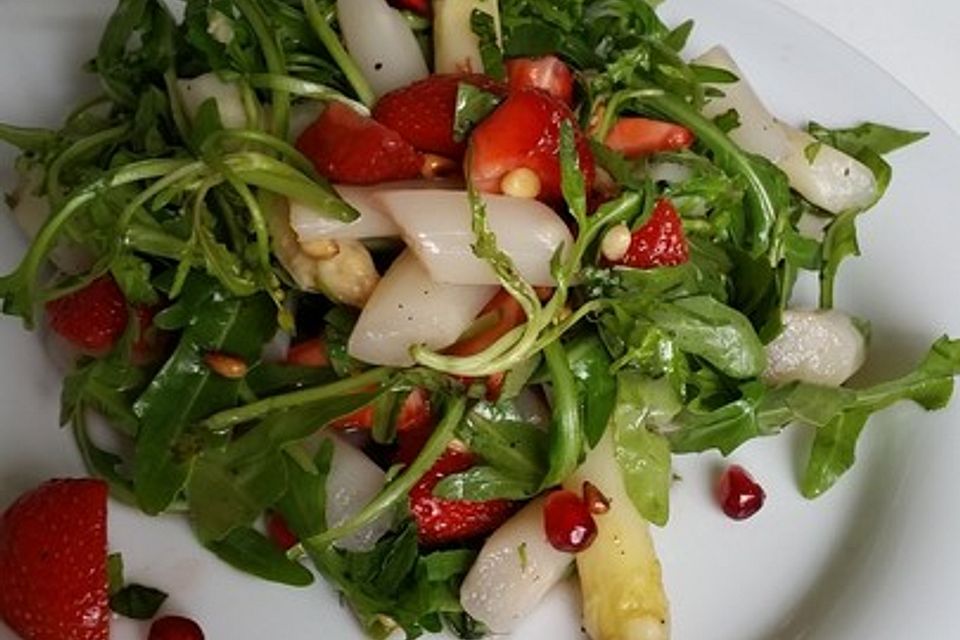 Salat mit Spargel, Erdbeeren, Rucola und Pinienkernen